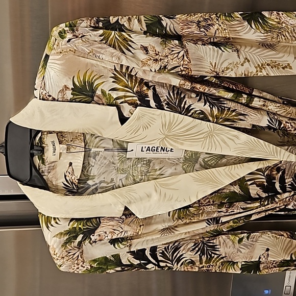 💕L'AGENCE💕 Ciara Robe Blouse ~ Antique White Safari Print Medium M NWT - Picture 9 of 16